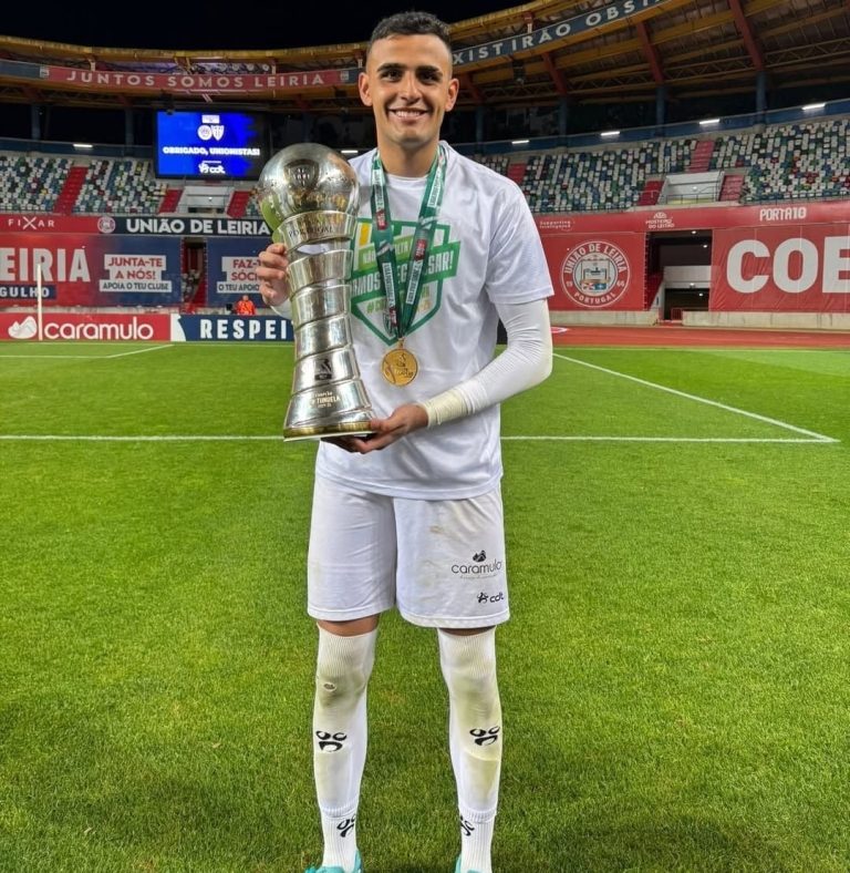 Bernardo Fontes posa com o troféu da segunda divisão portuguesa