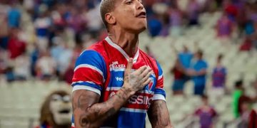 Deyverson comemora gol pelo Fortaleza