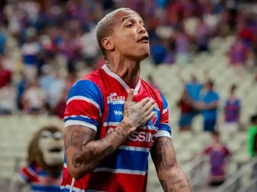 Deyverson comemora gol pelo Fortaleza