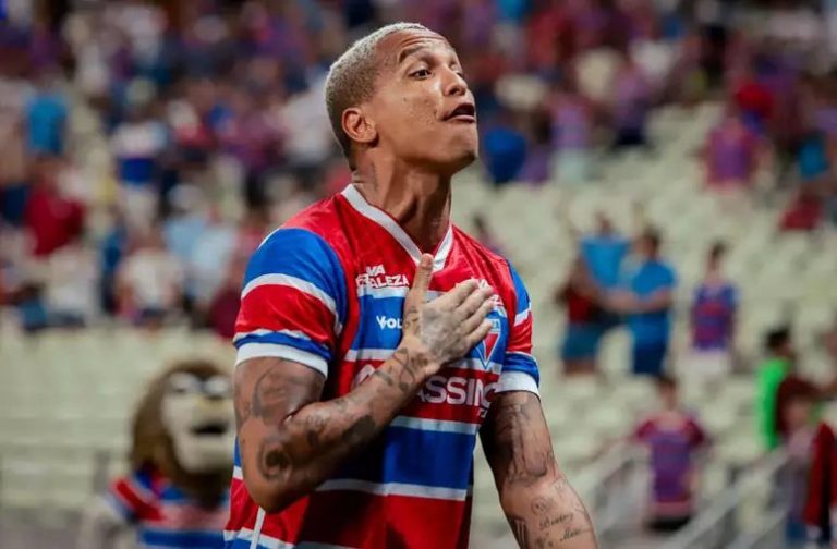 Deyverson comemora gol pelo Fortaleza