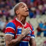 Deyverson comemora gol pelo Fortaleza