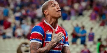 Deyverson comemora gol pelo Fortaleza