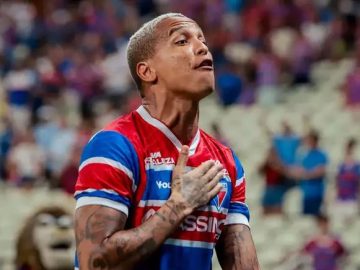 Deyverson comemora gol pelo Fortaleza