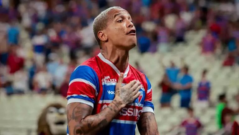Deyverson comemora gol pelo Fortaleza