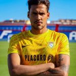 Matheus Mendes com a camisa do Alverca, de Portugal