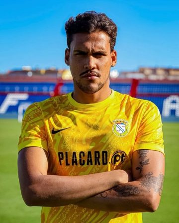 Matheus Mendes com a camisa do Alverca, de Portugal