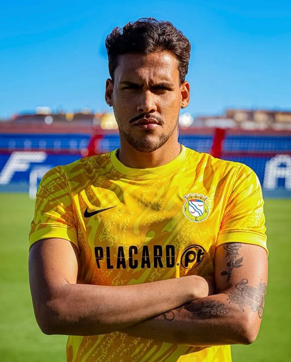 Matheus Mendes com a camisa do Alverca, de Portugal