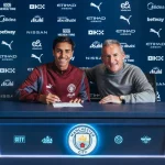 Vitor Reis apresentado ao Manchester City