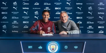 Vitor Reis apresentado ao Manchester City