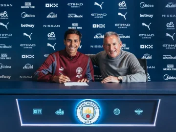 Vitor Reis apresentado ao Manchester City