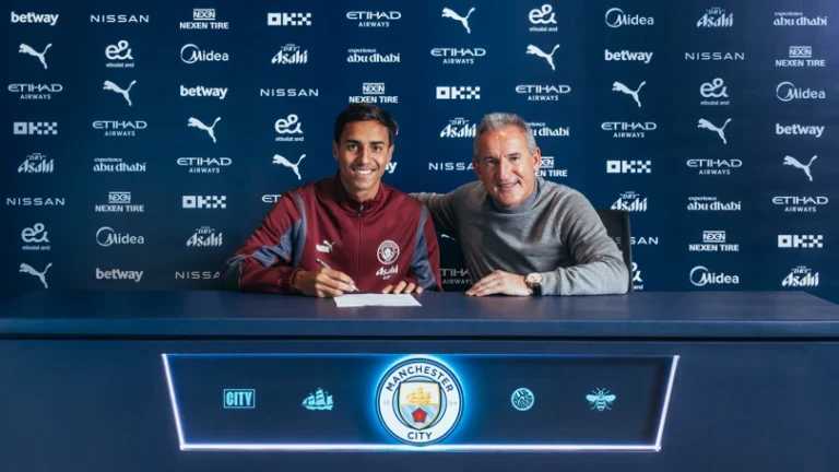 Vitor Reis apresentado ao Manchester City