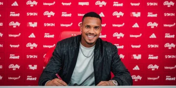 John assinou contrato até junho de 2028 com o Forest | Foto: Divulgação - Nottingham Forest