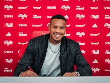 John assinou contrato até junho de 2028 com o Forest | Foto: Divulgação - Nottingham Forest