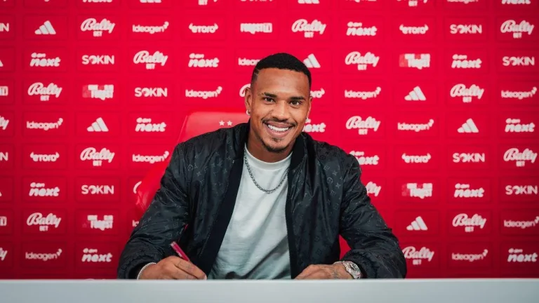John assinou contrato até junho de 2028 com o Forest | Foto: Divulgação - Nottingham Forest