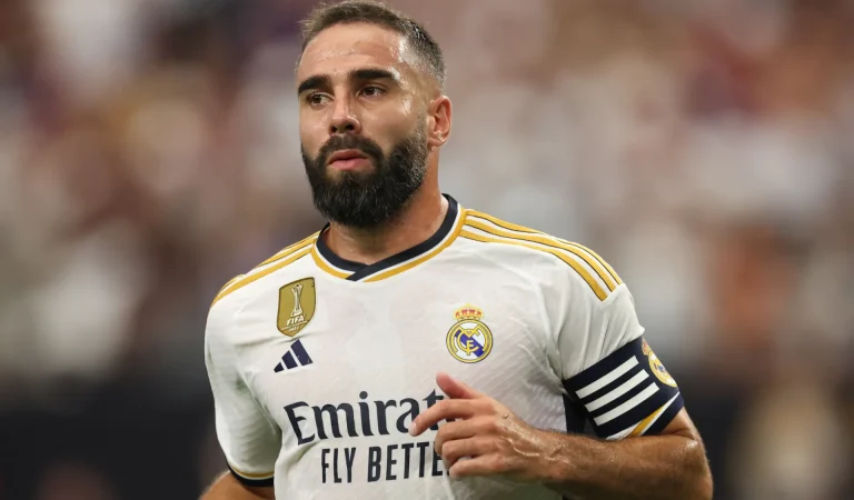 Após cabeçada, Carvajal é suspenso por dois jogos pela UEFA Após cabeçada, Carvajal é suspenso por dois jogos pela UEFA