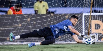 Brazão durante aquecimento | Foto: Raul Baretta - Santos FC.