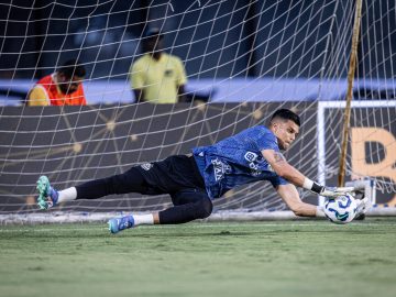 Brazão durante aquecimento | Foto: Raul Baretta - Santos FC.