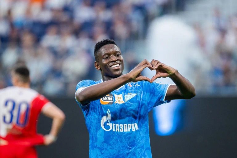 Luiz Henrique comemora seu gol pelo Zenit