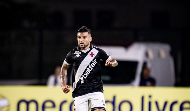 Victor Luís se torna figura constante no banco do Vasco, mas pouco atua
