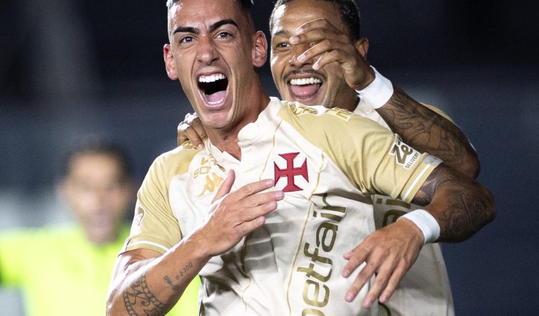 Com um a mais, Vasco vence o Bahia de virada Com um a mais, Vasco vence o Bahia de virada