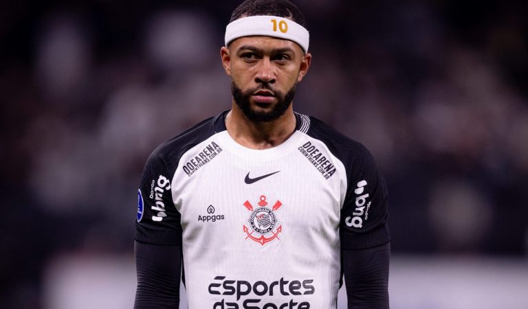 Corinthians negocia pagamento de dívida com Depay