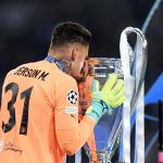 Ederson beijando a taça da Champions depois de ser campeão pelo City | Foto: Michael Regan | UEFA/UEFA - Getty Images