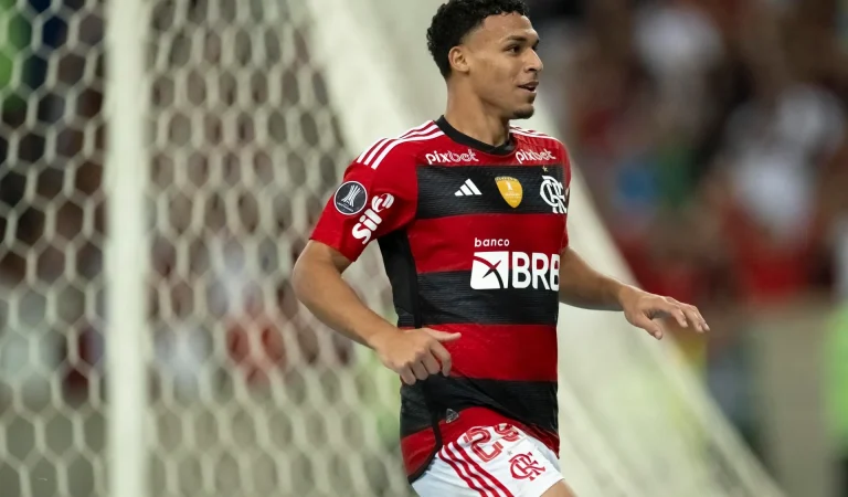 Santos anuncia contratação de Victor Hugo, ex-Flamengo