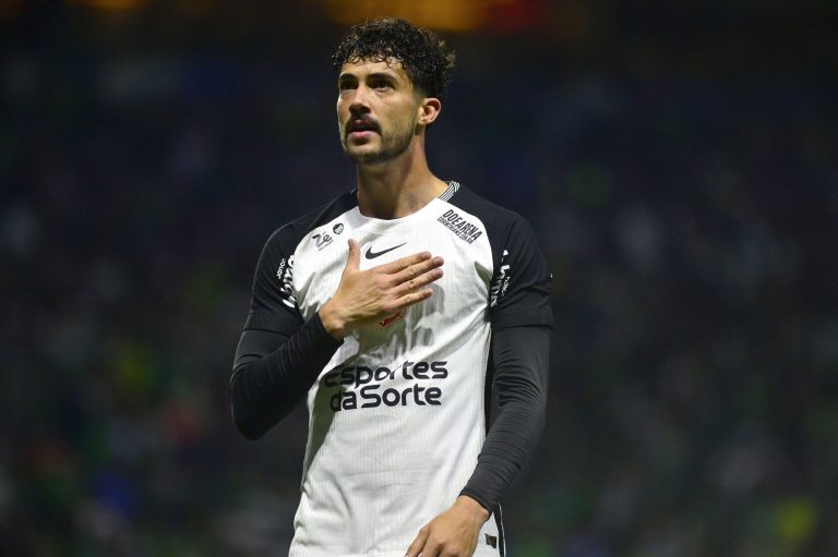 Apesar de sondagens de outros clubes, Gustavo optou por renovar com o Timão | Foto: Marcos Ribolli