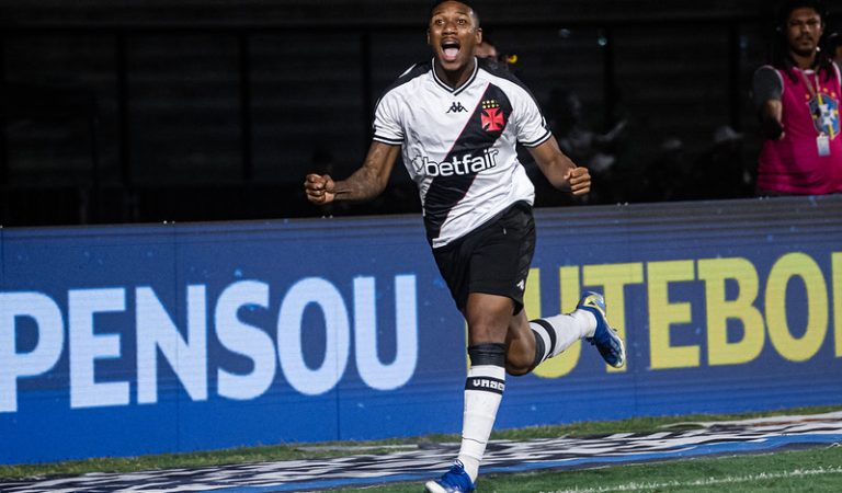 Leandrinho, lateral do Vasco, atrai interesse do Dinamo de Kiev Leandrinho, lateral do Vasco, atrai interesse do Dinamo de Kiev