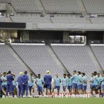 Ancelotti conversa com jogadores antes de treinono Japão (Foto: Rafael Ribeiro/CBF)