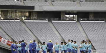 Ancelotti conversa com jogadores antes de treinono Japão (Foto: Rafael Ribeiro/CBF)