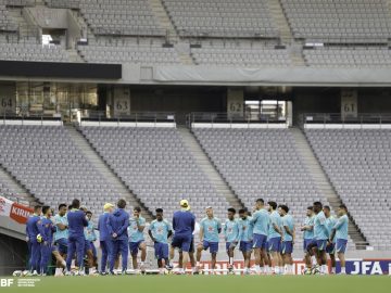 Ancelotti conversa com jogadores antes de treinono Japão (Foto: Rafael Ribeiro/CBF)