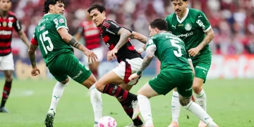 Pedro disputa bola com zagueiros do Palmeiras