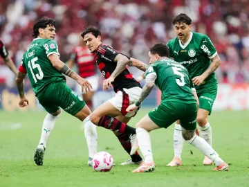 Pedro disputa bola com zagueiros do Palmeiras