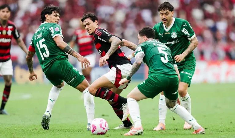 Palmeiras perde, mas segue à frente na chance de título