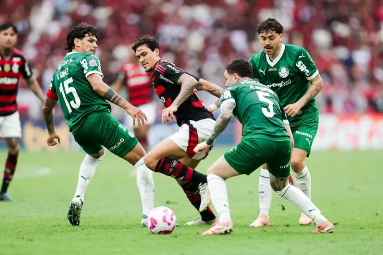 Pedro disputa bola com zagueiros do Palmeiras