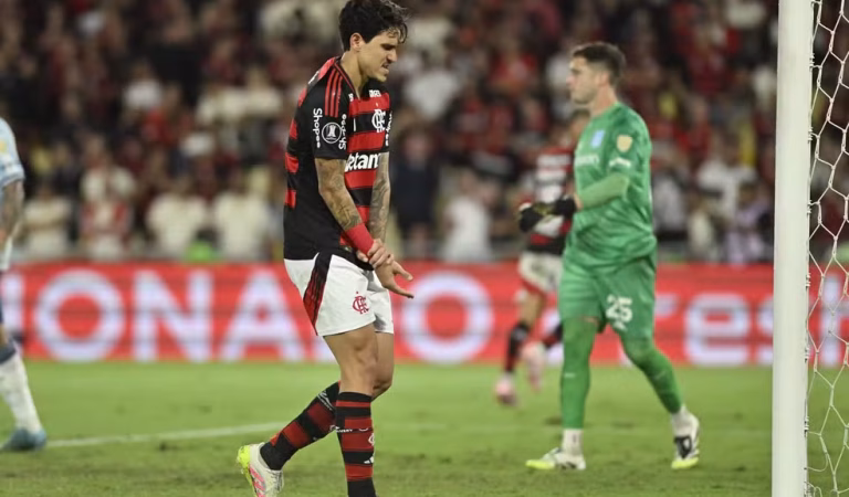Pedro sofre fratura no antebraço e Flamengo avalia recuperação Pedro sofre fratura no antebraço e Flamengo avalia recuperação