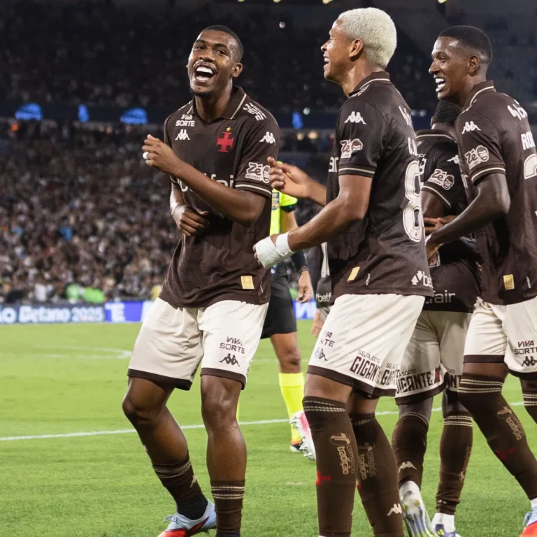 Vasco comemorando gol no clássico.