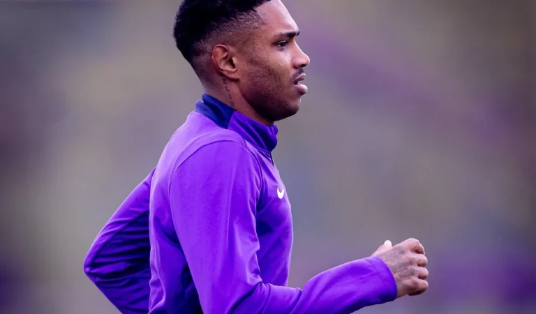 Vitinho passa por cirurgia e aumenta lista de lesionados do Timão Vitinho passa por cirurgia e aumenta lista de lesionados do Timão