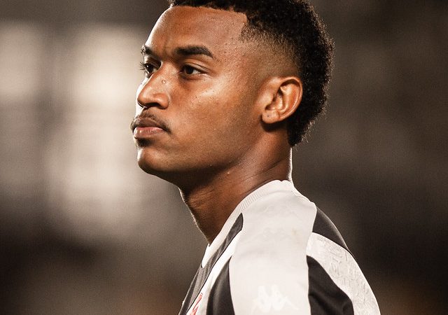 Volante de destaque na base do Vasco sofre lesão grave