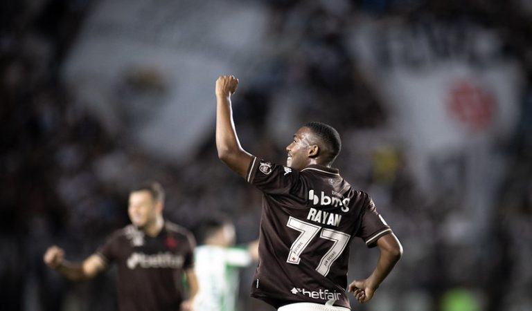 Rayan supera marca de Roberto Dinamite pelo Vasco