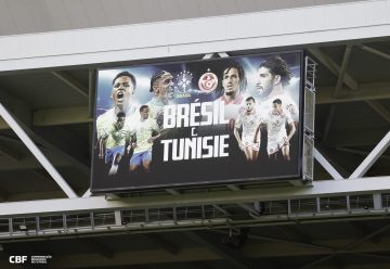 Placar do estádio em Lille anuncia amistoso entre Brasil x Tunísia (Foto: Rafael Ribeiro/CBF)