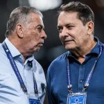 Paulo Pelaipe (à esquerda) junto com Pedrinho, dono do Cruzeiro | Foto: Gustavo Aleixo - Cruzeiro