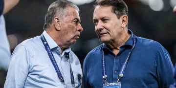 Paulo Pelaipe (à esquerda) junto com Pedrinho, dono do Cruzeiro | Foto: Gustavo Aleixo - Cruzeiro