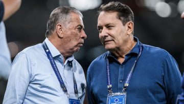 Paulo Pelaipe (à esquerda) junto com Pedrinho, dono do Cruzeiro | Foto: Gustavo Aleixo - Cruzeiro