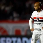 Lucas fez um procedimento no joelho direito e só volta a jogar em 2026 | Foto: Miguel Schincariol - AFP