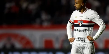 Lucas fez um procedimento no joelho direito e só volta a jogar em 2026 | Foto: Miguel Schincariol - AFP