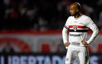 Lucas fez um procedimento no joelho direito e só volta a jogar em 2026 | Foto: Miguel Schincariol - AFP