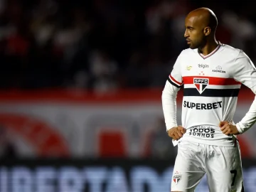 Lucas fez um procedimento no joelho direito e só volta a jogar em 2026 | Foto: Miguel Schincariol - AFP