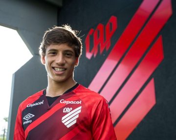 João Cruz ao assinar primeiro contrato profissional com o Athletico (Foto: Athletico)